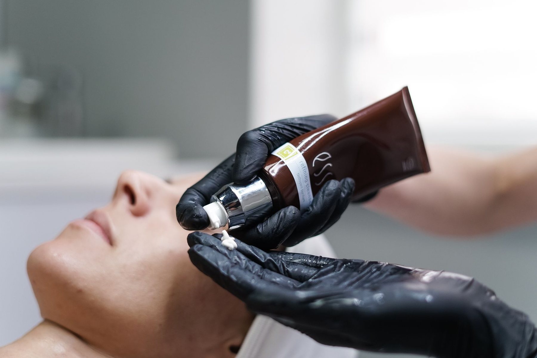 Aplicación de sérum profesional durante un tratamiento facial