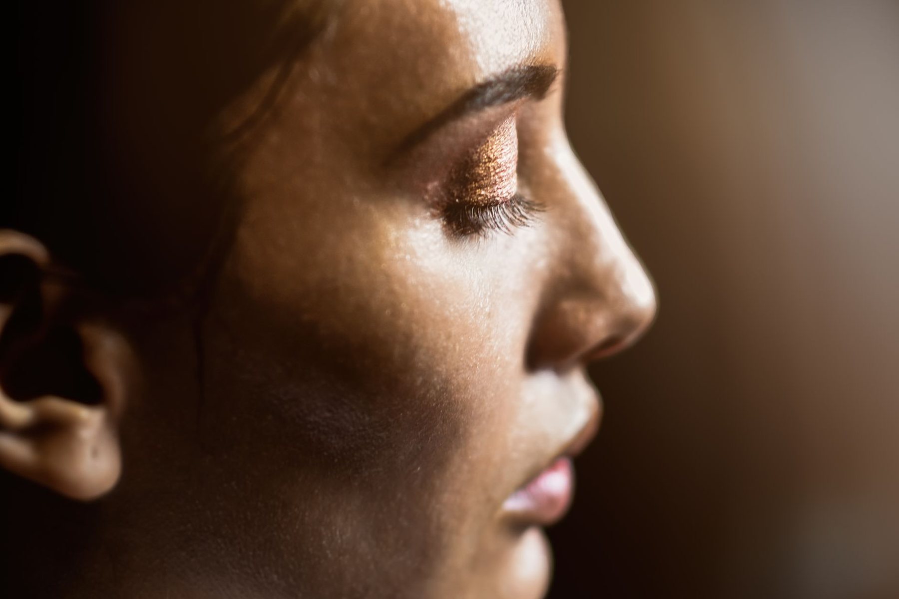 Rostro de mujer iluminado con luz dorada — estética facial en Clínica Bella Graciela, Concepción