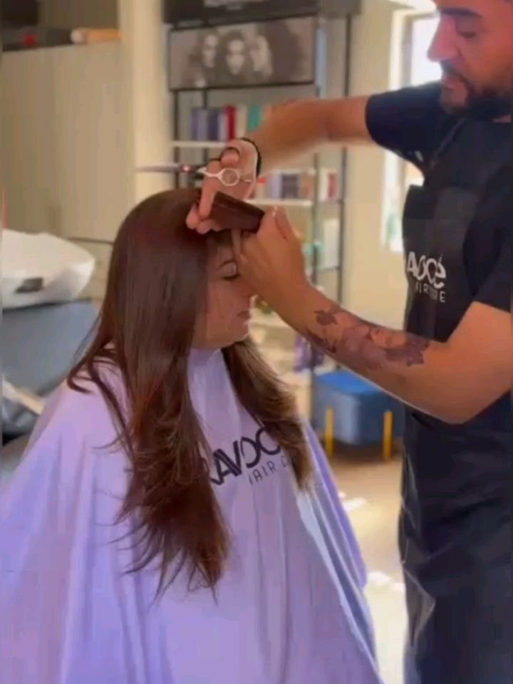 Estilista realizando un corte en la peluquería de la clínica