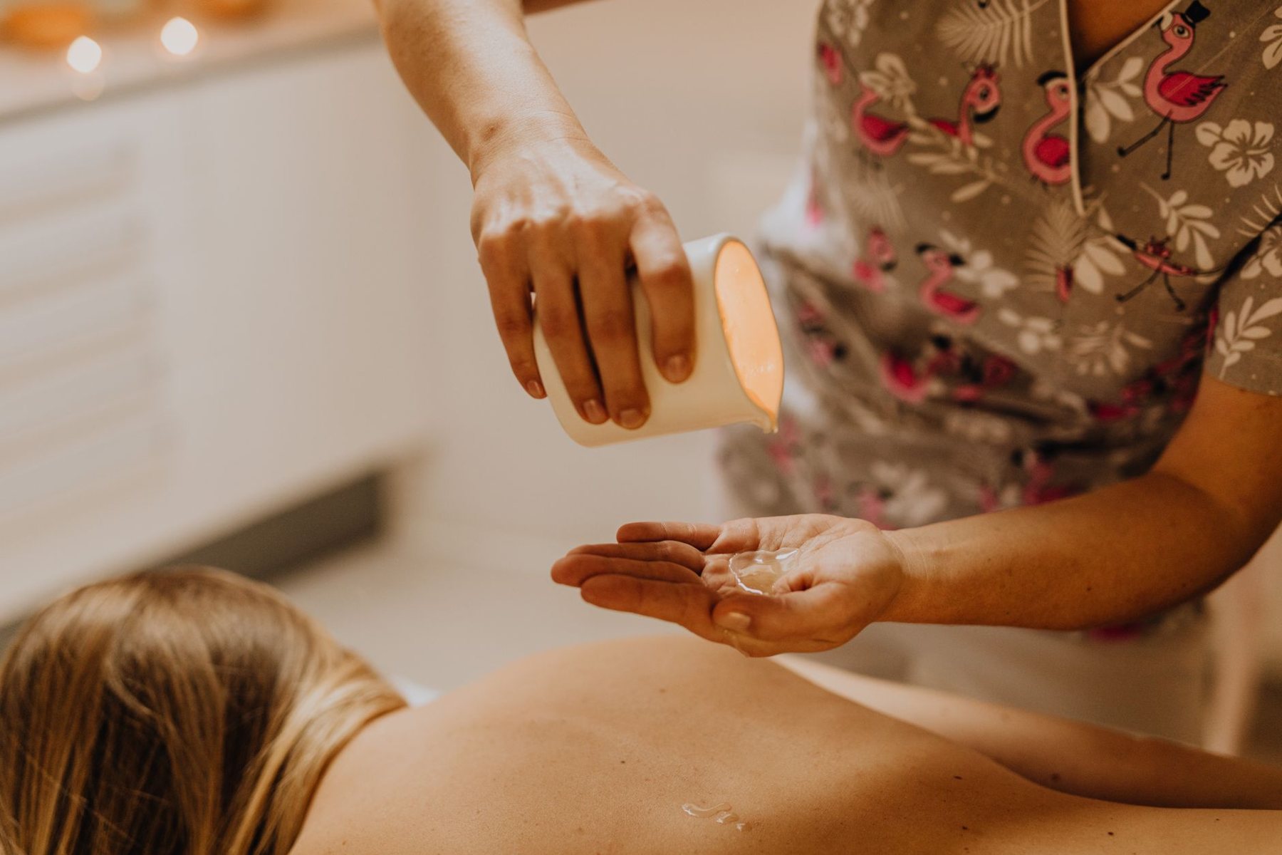 Masaje de relajación con luz cálida
