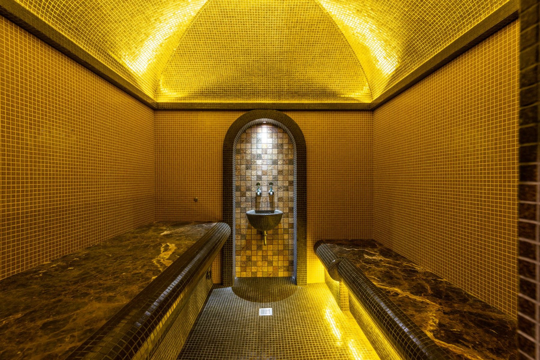Sauna con mosaicos dorados — área de bienestar