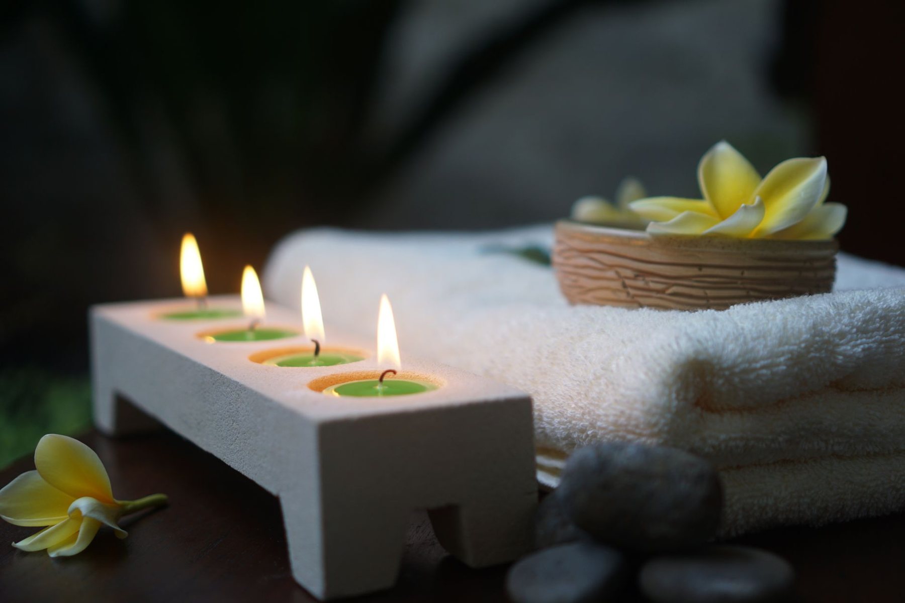 Velas y toallas del área de relajación